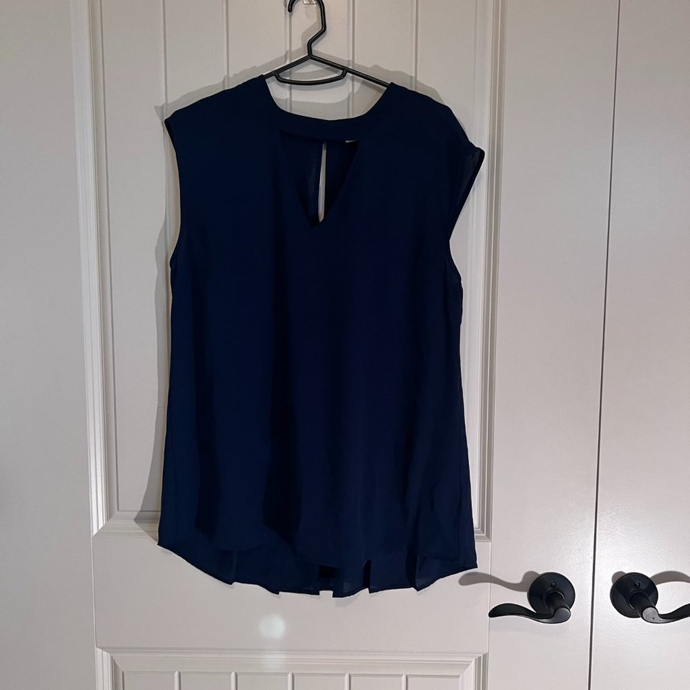 DR2 Blue Keyhole Shell with Pleated Back - Picture 3 of 10